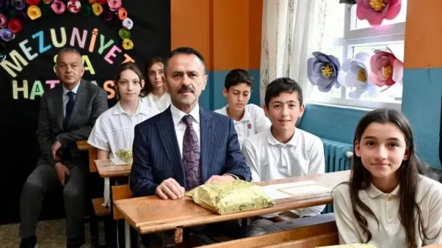 Vali Aktaş, Kandıra Karaağaç Ortaokulu’nda çocukların karne verdi