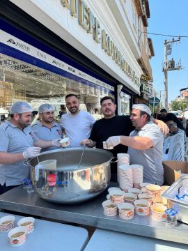 Kartepe Kuyumculuk geleneği bozmadı  bin  beş  kişilik aşure dağıttılar"