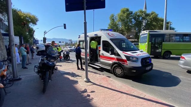 Trafik ışıklarındaki yayaya motosiklet çarptı