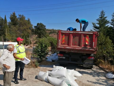 Büyükşehir’den üreticiye tavuk yemi ve ekipman desteği