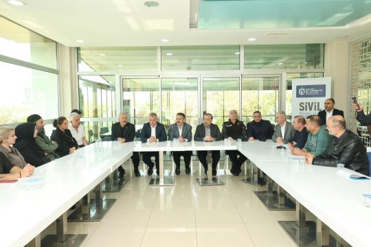 Evlerine giremeyen ailelere moral ziyareti